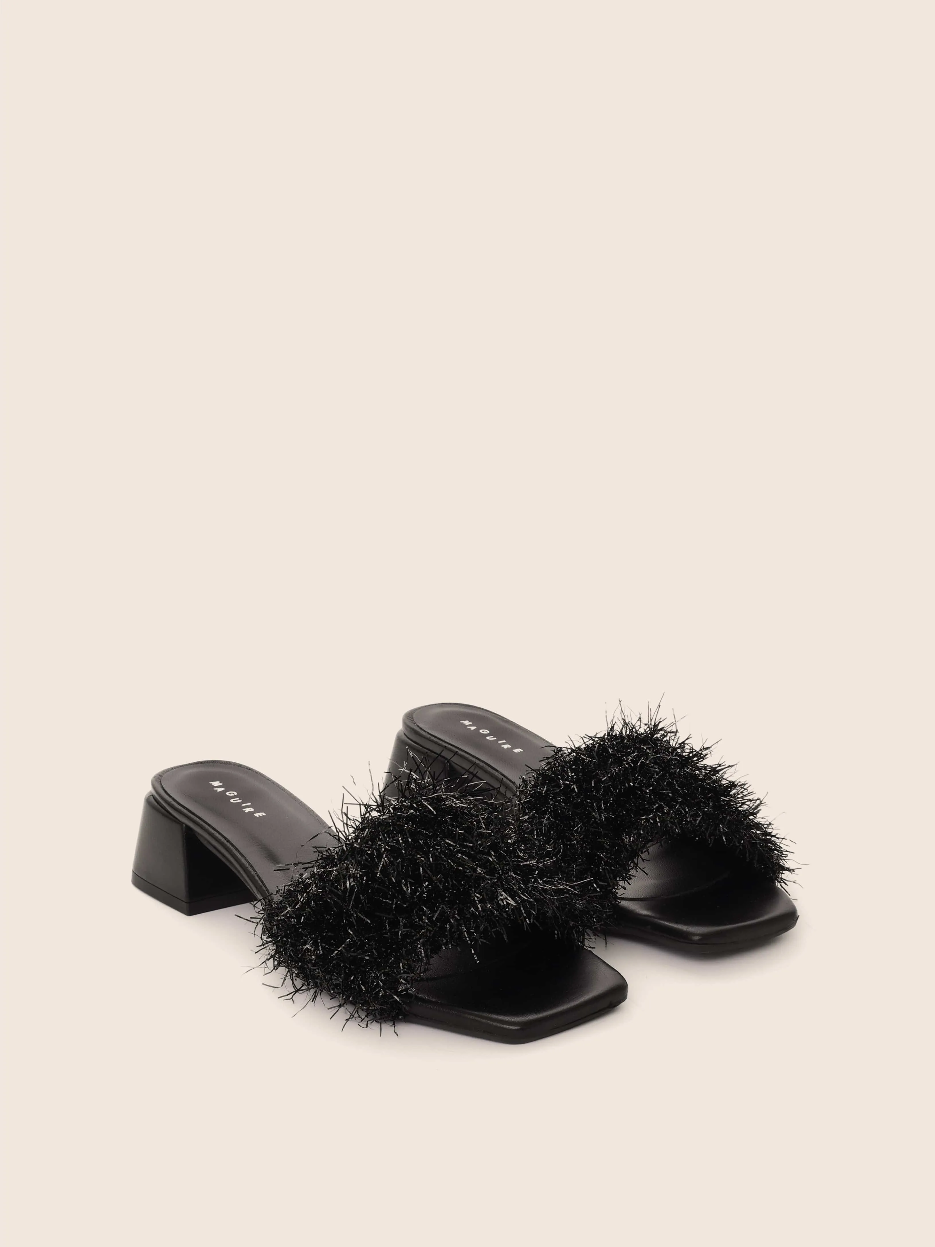 M??rida Black Sandal